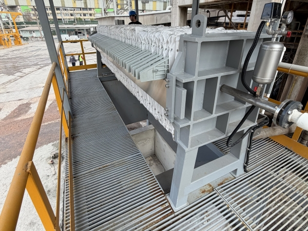 Доступные, качественные и долговечные фильтр-прессы. Промышленные системы фильтр-прессов для обезвоживания осадка и очистки сточных вод.